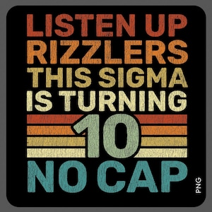 Op de afbeelding: Zwarte vierkante afbeelding met de tekst "LISTEN UP RIZZLERS THIS SIGMA IS TURNING 10 NO CAP" in oranje, geel en blauwgroen. De tekst is gelaagd over horizontale strepen van oranje, geel en blauwgroen. Het ontwerp heeft een vintage, distressed look.