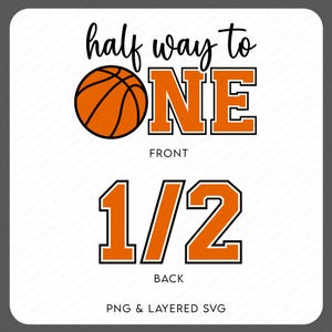 以下が含まれることがあります： オレンジ色のバスケットボールと「ONE」という文字の上に「half way to ONE」というテキストが書かれた白いグラフィック。 下には「1/2」と「BACK」という文字があります。 「FRONT」と「BACK」という文字が含まれています。 グラフィックの下部には「PNG & LAYERED SVG」と書かれています。