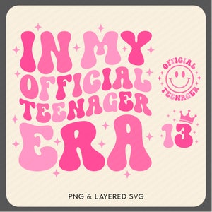Könnte beinhalten: Rosa-weißes Grafikdesign mit dem Text "In My Official Teenager Era" und der Zahl "13" mit einer Krone oben drauf. Das Design enthält ein Smiley mit dem Text "Official Teenager".