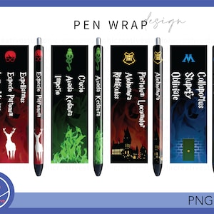 Puede incluir: Ocho envoltorios de bolígrafo diferentes con hechizos y símbolos de Harry Potter. Los envoltorios son negros con detalles rojos, verdes y azules. Los hechizos están escritos en texto blanco. Los símbolos incluyen una serpiente, un ciervo, un castillo y una puerta.