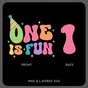 Può includere: Su sfondo nero, la scritta colorata e retrò "ONE IS FUN" con un cappello da festa sulla "O" e un grande "1" rosa a destra. Le parole "FRONT" e "BACK" sono sotto.