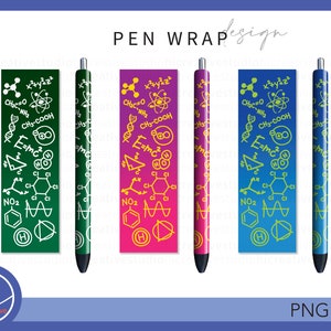 Puede incluir: Cuatro envoltorios para bolígrafos con temática científica. Los envoltorios son verde, rosa, azul y un degradado de azul a verde. Los envoltorios presentan una variedad de fórmulas y símbolos científicos en blanco y amarillo.