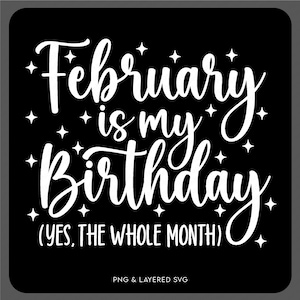 Könnte beinhalten: Weißer Text auf schwarzem Hintergrund lautet "Februar ist mein Geburtstag (JA, DER GANZE MONAT)". Der Text ist in einer dekorativen Schreibschrift mit kleinen Sternen, die um den Text verstreut sind.