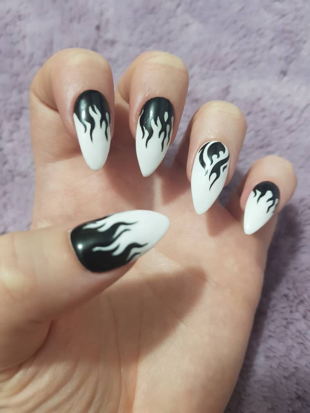 Press on Nails Uñas blancas con llamas negras - Etsy España