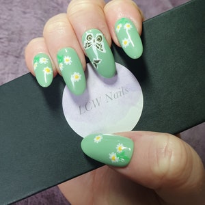 Uñas de margarita Uñas de mariposa verde Uñas de primavera Presión en las uñas imagen 1
