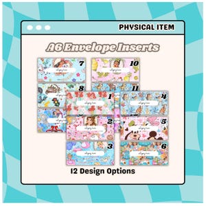 Op de afbeelding: Een verzameling A6 envelop inlays met diverse ontwerpen, met cartoonfiguren en bloemmotieven. De inlays zijn genummerd en gelabeld met de tekst "category here" en "12 Design Options". De achtergrond is een lichtblauw en wit geblokt patroon.