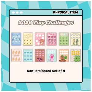 Puede incluir: Un conjunto de 4 tarjetas no laminadas con el texto "2026 Tiny Challenges". Cada tarjeta presenta un mes diferente con ilustraciones temáticas, incluyendo corazones, tréboles y un oso. Las tarjetas se muestran sobre un fondo a cuadros azul y blanco.