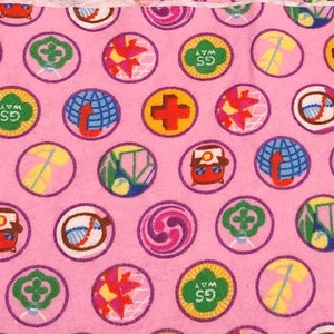 Flanellen badges van Girl Scouts op roze quiltstof - 100% katoen - 1/2 yd CUTS - RARE OOP - uitverkocht