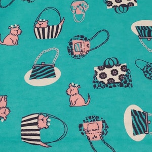 Może przedstawiać: Tkanina turkusowa z powtarzającym się wzorem czarno-białych torebek, różowych psów i akcentów w panterkę.