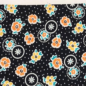 Gelbe und orange Blumen auf schwarzem FQ PRE-CUT Quilt Stoff - 100% Baumwolle