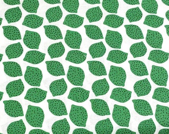 Tkanina pikowana w zielone cytryny/limonki na białym tle – 100% bawełna – 1/2 YD CIĘCIA