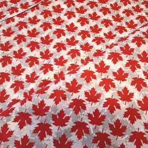 Rot auf Grau Kanadisches Thema Maple Leaf - Canada Day Quilt Stoff- 100 % Baumwolle - quilting; Kunsthandwerk - Durch den 1/2 Hof