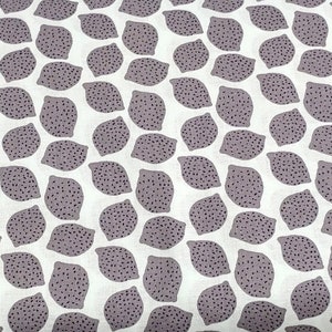 Graue Zitronen auf weißem Quiltstoff - 100% Baumwolle - 1/2 YD CUT