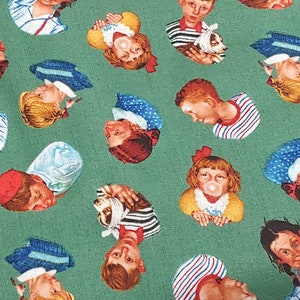 Puede incluir: Una tela verde con un patrón repetitivo de niños que visten diferentes atuendos. Los niños se representan con diferentes peinados y expresiones. Algunos niños llevan sombreros, mientras que otros sostienen objetos como un perro o una piruleta.