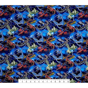 Op de afbeelding: Stof met een herhalend patroon van rode, blauwe en groene draken tegen een donkerblauwe achtergrond. Bliksemflitsen zijn door het ontwerp verspreid, wat een fantasiethema creëert. Afmetingen in centimeters.