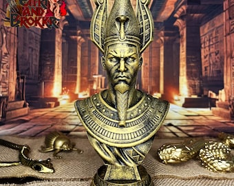 Pode incluir: Um busto dourado de um faraó egípcio com um adorno de cabeça detalhado e uma expressão severa. O busto está sobre um pedestal com esculturas intrincadas. O busto está situado sobre um fundo de interior de templo.