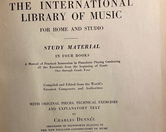 Könnte beinhalten: Ein Vintage-Buchcover für "The International Library of Music" für das Heim- und Studiostudium. Das Buch ist in vier Teilen und enthält Originalstücke, technische Übungen und einen erklärenden Text von Charles Dennee, Professor für Klavierspiel am New England Conservatory of Music in Boston, Massachusetts. Das Buch ist für die dritte Klasse und wird von The University Society in New York herausgegeben.