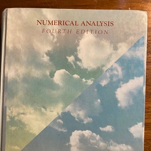 Może przedstawiać: Książka zatytułowana "Analiza numeryczna, czwarte wydanie" autorstwa Richarda L. Burdena i J. Douglasa Fairesa. Okładka przedstawia ukośny podział z jasnoniebieskim niebem i chmurami na dolnej połowie i żółtym niebem i chmurami na górnej połowie.