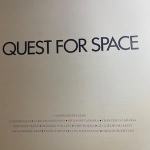 Può includere: Pagina di libro con il titolo "QUEST FOR SPACE" in grandi lettere nere. Sotto, i nomi dell'autore e dei collaboratori. Pubblicato da Crescent Books.