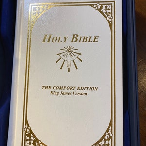 Santa Biblia Edición Confort - Antiguo \ Nuevo Testamento - Versión King James - Blanca con letras doradas en estuche de cartón