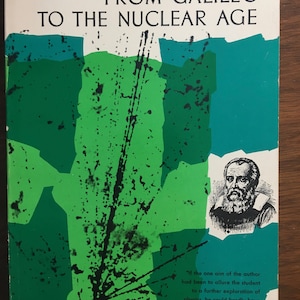 Könnte beinhalten: Ein Vintage-Buchcover mit einem abstrakten Design in Grün und Blau. Der Titel lautet "Von Galileo zum Atomzeitalter" von Harvey Brace Lemon. Das Cover zeigt ein Porträt von Galileo Galilei.