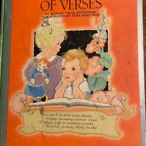 Könnte beinhalten: Ein Vintage-Kinderbuchcover mit orangefarbenem Hintergrund. Das Cover zeigt eine Illustration von zwei Kindern, die ein Buch lesen. Der Buchtitel lautet "A Child's Garden of Verses" von Robert Louis Stevenson. Der Text "How am I to sing your praise, Happy chimney corner days. Sitting safe in nursery nooks, Reading picture story books?" ist auf einem Banner am unteren Rand des Covers gedruckt.