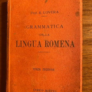 以下が含まれることがあります： 「Grammatica della Lingua Romana」というタイトルの赤い本。著者はR. Lovera教授。この本は、Ulrico Hoepli、Editore-Libraio della Real Casa、ミラノによって出版された第3版です。