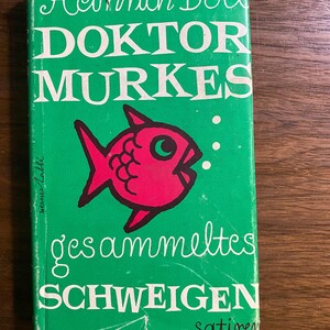 Puede incluir: Una portada de libro vintage con el título "Doktor Murkes Gesammeltes Schweigen" de Heinrich Böll. La portada es verde con texto blanco y rojo y una ilustración de pez rojo.