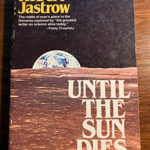 Puede incluir: Una portada de libro con fondo marrón y naranja. El título "Until the Sun Dies" está en letras blancas. El nombre del autor, "Robert Jastrow", está en letras amarillas. El libro es del autor de "Red Giants and White Dwarfs".