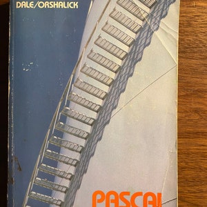 Può includere: Una copertina di libro con uno sfondo blu e bianco che presenta una scala metallica con un'ombra. Il titolo "PASCAL" è stampato in lettere arancioni nella parte inferiore della copertina. Il nome dell'autore "DALE/ORSHALICK" è stampato in lettere bianche nella parte superiore della copertina.