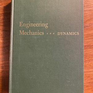 以下が含まれることがあります： 金色の文字で「Engineering Mechanics - Dynamics」と題された緑色のハードカバーの本です。