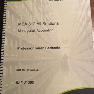 以下が含まれることがあります： MBA 812 全セクション、経営会計、教授カレン・セダトールによるコースパック+プラスの冊子の白黒画像。冊子は「返却不可」と表示されており、ID番号は31390です。
