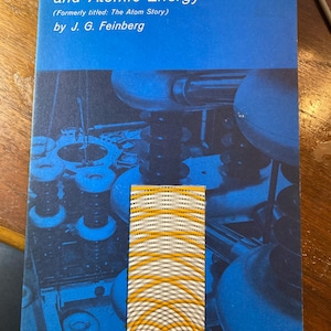 Könnte beinhalten: Ein Vintage-Buch mit dem Titel "The Story of Atomic Theory and Atomic Energy" von J. G. Feinberg. Das Cover ist überwiegend blau mit einer Grafik von Atomstrukturen. Das Buch hat einen Preis von 1,33 €.
