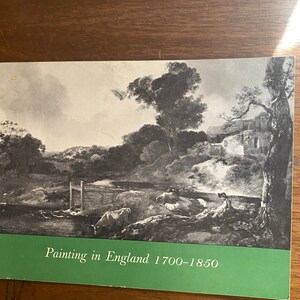 Pode incluir: Uma imagem em preto e branco de uma pintura de paisagem com um rio, árvores e vacas. O texto "Painting in England 1700-1850" está na parte inferior da imagem.