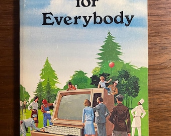 Pode incluir: Capa de livro vintage intitulada "Computers for Everybody". A ilustração colorida mostra um grande computador com pessoas interagindo ao seu redor, em um cenário de céu azul e paisagem verde. Os nomes dos autores também são visíveis.