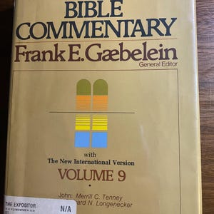 Może przedstawiać: Twarda oprawa książki zatytułowana "The Expositor's Bible Commentary" autorstwa Franka E. Gæbeleina. Okładka jest beżowa z czarnym i brązowym tekstem. Książka to tom 9, z "The New International Version". Etykieta "THE EXPOSITOR" znajduje się po lewej stronie.