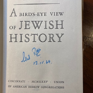 Op de afbeelding: Een wit boek met de titel "A Bird's-Eye View of Jewish History" van Cecil Roth. Uitgegeven in 1935 door de Union of American Hebrew Congregations in Cincinnati.