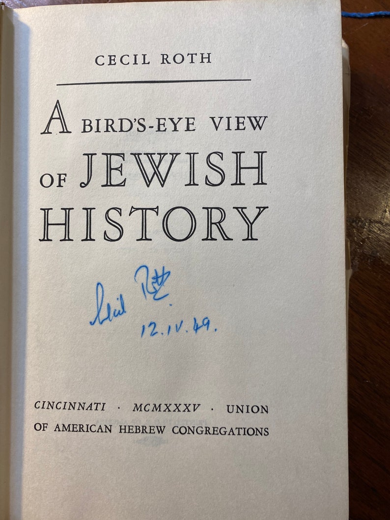 Op de afbeelding: Een wit boek met de titel "A Bird's-Eye View of Jewish History" van Cecil Roth. Uitgegeven in 1935 door de Union of American Hebrew Congregations in Cincinnati.