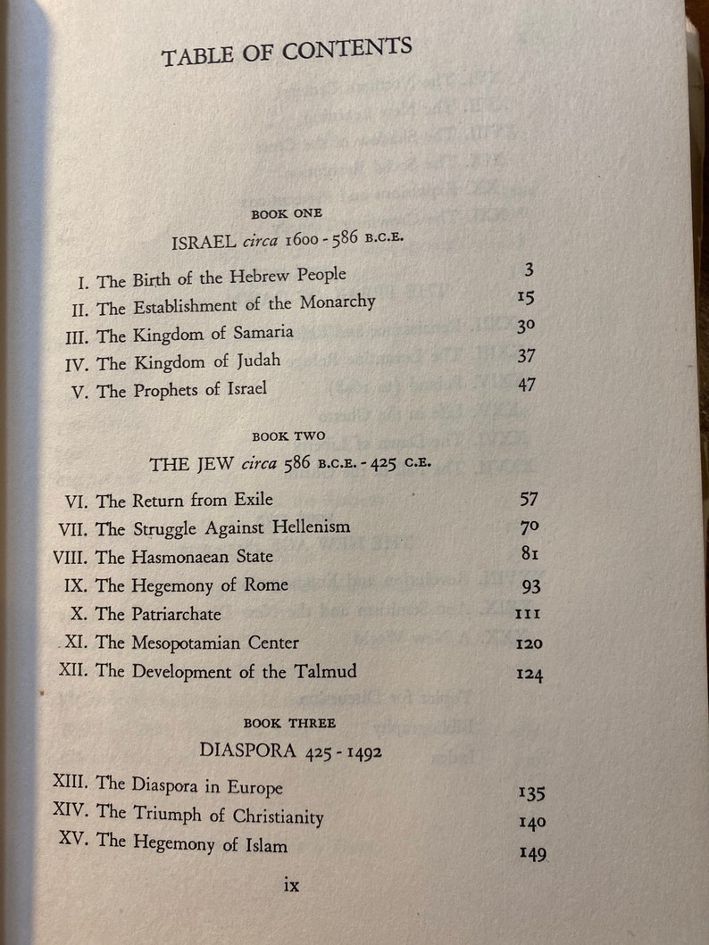 Op de afbeelding: Een inhoudsopgave voor een boek over de geschiedenis van het Joodse volk. Het boek is verdeeld in drie delen: Isra&euml;l, De Jood en Diaspora. Elk deel behandelt een andere periode van de Joodse geschiedenis, van de geboorte van het Hebreeuwse volk tot heden.