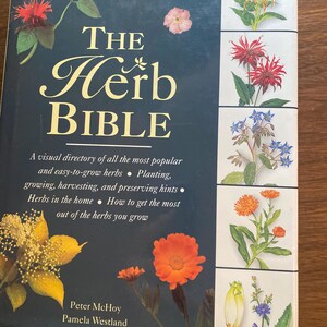 Puede incluir: Un libro de tapa dura titulado "The Herb Bible" con una cubierta de color verde oscuro. La portada presenta ilustraciones florales y el título del libro en letras doradas. El libro proporciona un directorio visual de hierbas, incluyendo consejos de plantación y cultivo.