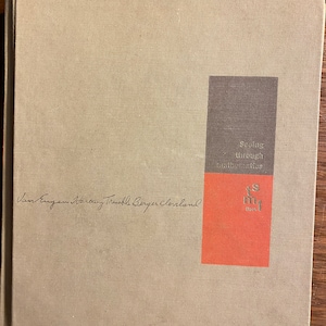 Puede incluir: Un libro de tapa dura beige con el título "Seeing through mathematics" en texto negro sobre fondo rojo. El libro está firmado "Van Engen Hartley Truhls Berger Cleveland".