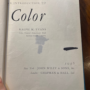 Op de afbeelding: Een boek getiteld "An Introduction to Color" door Ralph M. Evans, hoofd van de afdeling Kleurcontrole, Eastman Kodak Company. Het boek werd in 1948 gepubliceerd door John Wiley & Sons, Inc. in New York en Chapman & Hall, Ltd. in Londen.