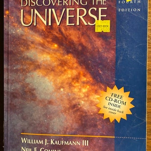 Op de afbeelding: Een blauwe en paarse boekomslag met de titel "Discovering the Universe" in witte tekst. Het boek is de vierde editie en heeft een nevelbeeld op de voorkant. De boekomslag bevat ook de tekst "Free CD-ROM Inside" en "See inside back cover".
