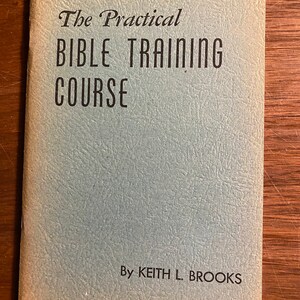 Puede incluir: La portada de un libro azul titulado "The Practical Bible Training Course" de Keith L. Brooks.