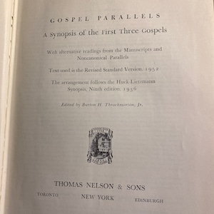 Puede incluir: Un libro titulado "Paralelos de los Evangelios: Una sinopsis de los tres primeros Evangelios" con lecturas alternativas de los manuscritos y paralelos no canónicos. El texto utilizado es la versión estándar revisada de 1952. La disposición sigue la Synopsis de Huck-Lietzmann, novena edición, 1936. Editado por Burton H. Throckmorton, Jr. Publicado por Thomas Nelson & Sons, Toronto, Nueva York, Edimburgo.