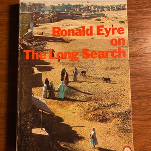 Puede incluir: Una portada de libro con una escena de desierto y el título "Ronald Eyre on The Long Search".