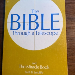 Könnte beinhalten: Ein gelber Buchumschlag mit einem weißen Kreis in der Mitte. Der Kreis hat ein blaues Fadenkreuz und den Text "The BIBLE Through a Telescope" in blauen Buchstaben. Unter dem Kreis befindet sich der Text "and The Miracle Book by B.B. Sutcliffe".
