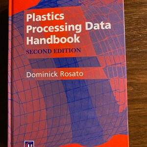 Könnte beinhalten: Ein rotes Buch mit einem blauen und roten geometrischen Muster auf dem Cover. Der Titel lautet "Plastics Processing Data Handbook, Second Edition" von Dominick Rosato. Das Buch wurde von Chapman & Hall herausgegeben.