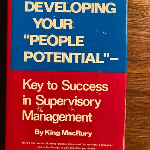 Può includere: Una copertina di libro rossa e blu con il titolo "Developing Your "People Potential" - Key to Success in Supervisory Management" di King MacRury. La copertina del libro include anche il testo "Here's the secret of using "people know-how" to motivate colleagues and subordinates in any direction you desire!"