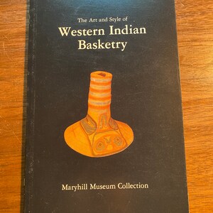 Puede incluir: Portada del libro "The Art and Style of Western Indian Basketry" que presenta una cesta colorida y tejida de forma intrincada con patrones geométricos. El libro es de la colección del Museo Maryhill.